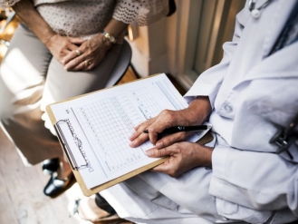 Prestazione terapeutica senza consenso informato. Quando è dovuto il risarcimento del danno?